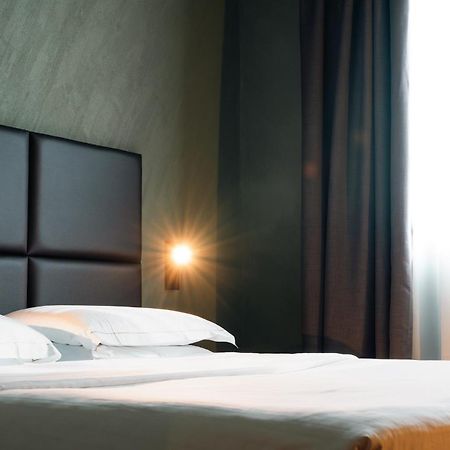 Point Hotel Пйове-ді-Сакко Екстер'єр фото