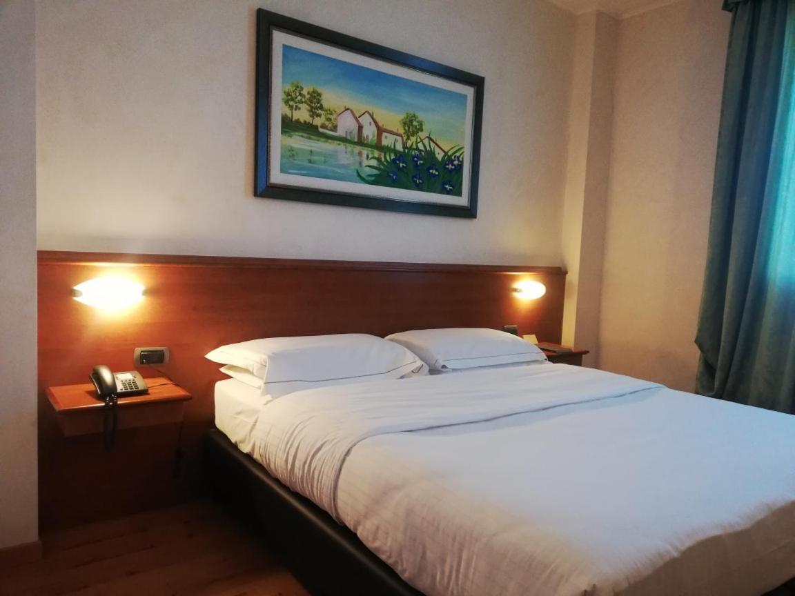 Point Hotel Пйове-ді-Сакко Екстер'єр фото